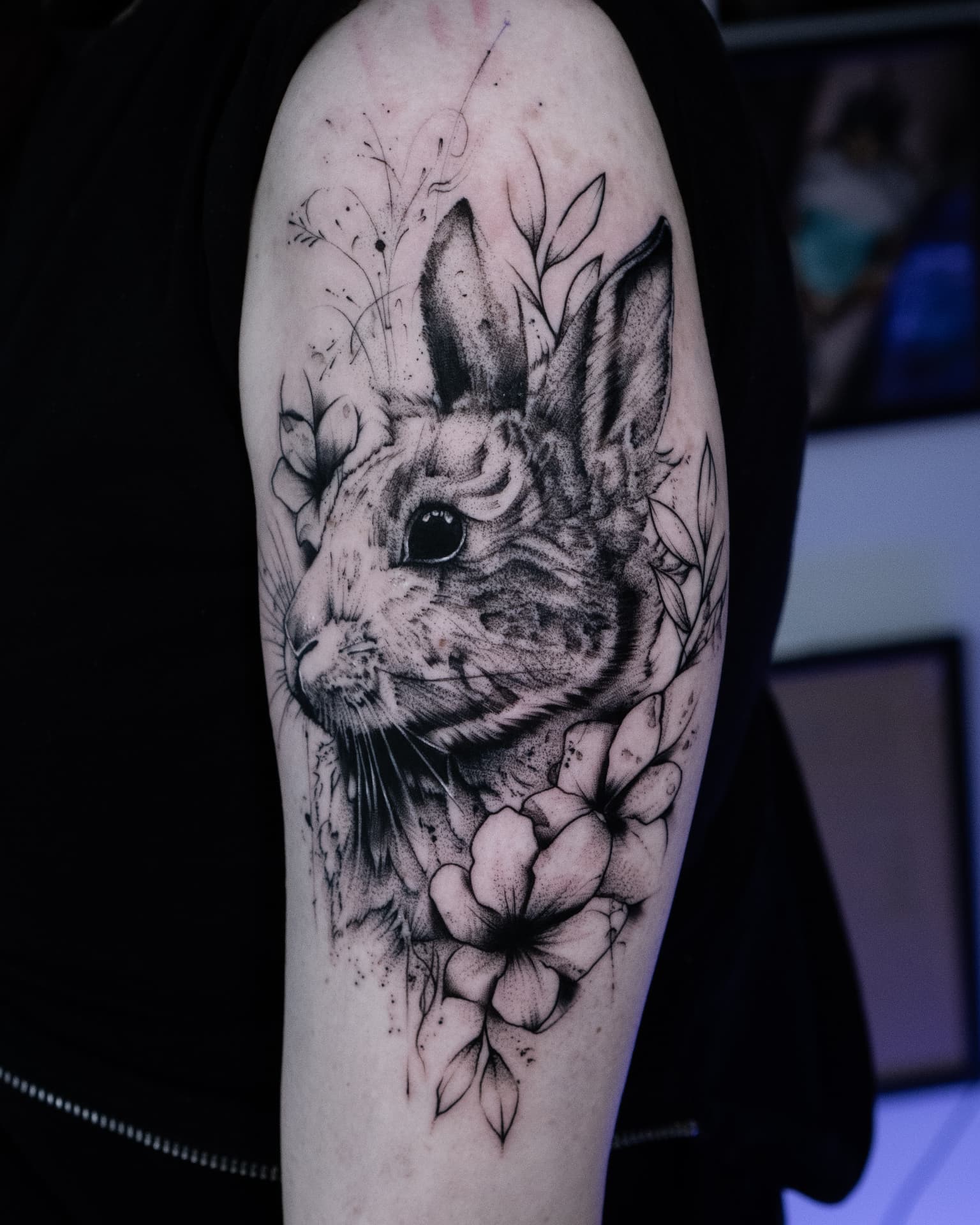 Tatuaż — Królik wśród kwiatów
