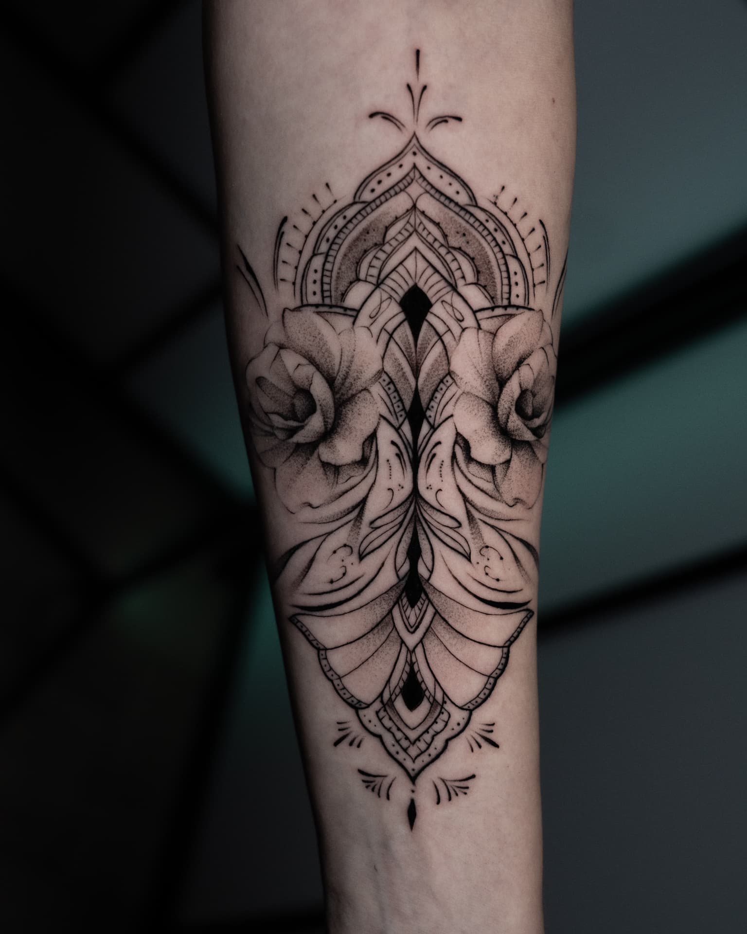 Tatuaż — Mandala z różami