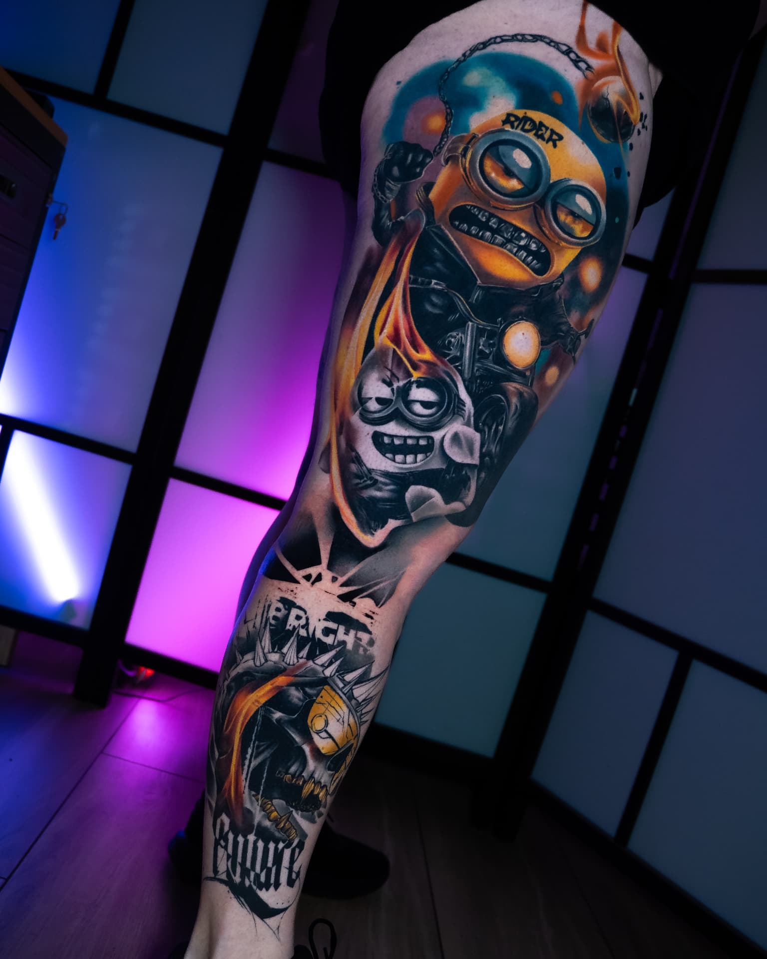 Tatuaż — Minionki i czaszka w stylu cyberpunk